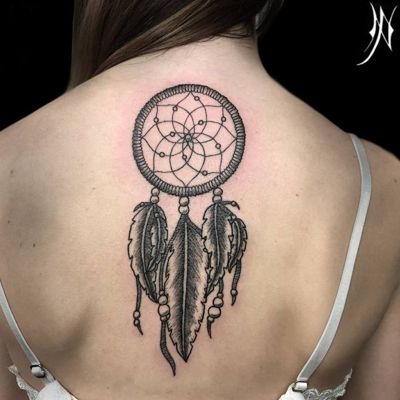  Tatouage attrape rêve avec trois grandes plumes sur le haut du dos